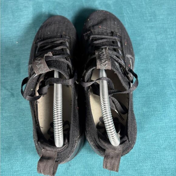 Nike Vapormax Shoes / Triple Black Flyknit Running Gym Trainers size 5Y/6.5Women - Picture 6 of 8